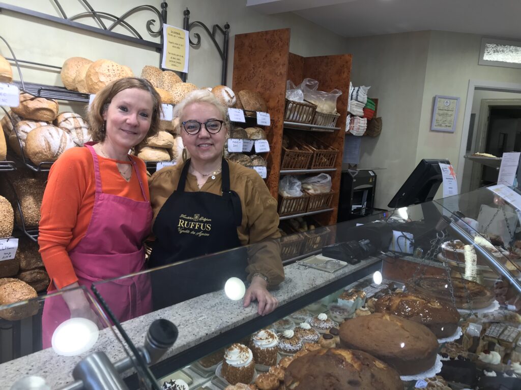 Sandrine et Sonia derrière le comptoir